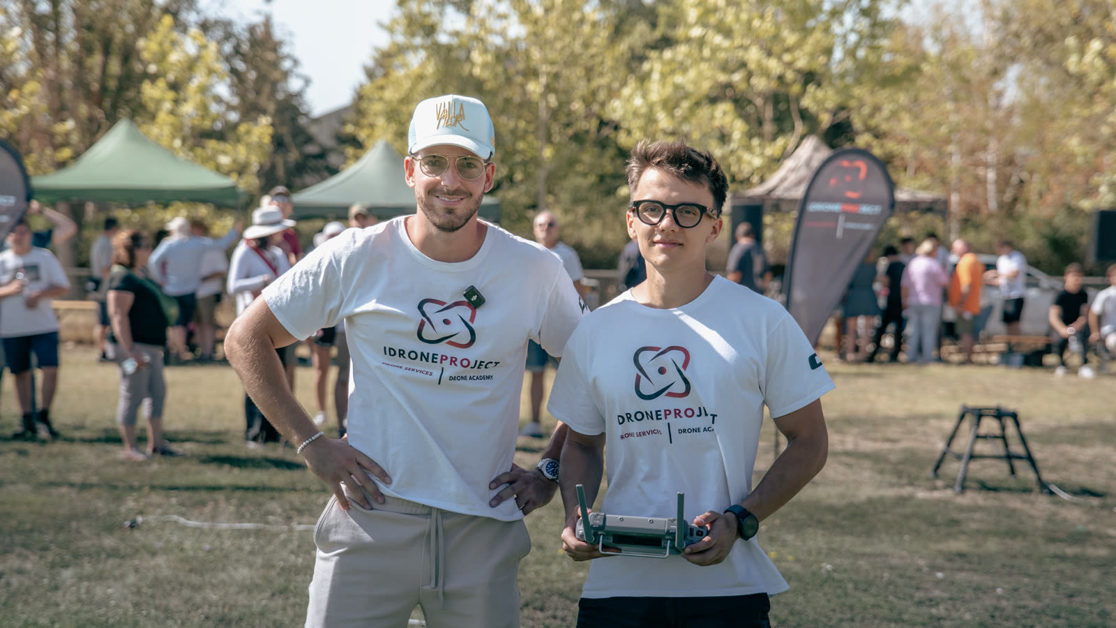 Az iDroneProject csapata a nyílt napon, drónvezérlővel